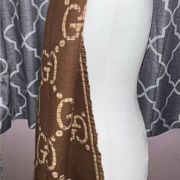 Gucci large GG reversible wool scarf. - Picture 2 of 10